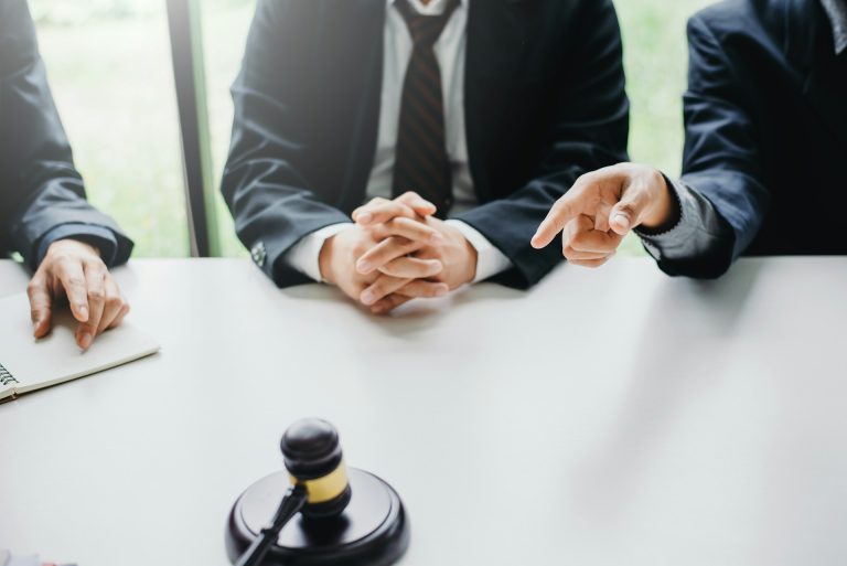 Pros and Cons of Settling a Lawsuit