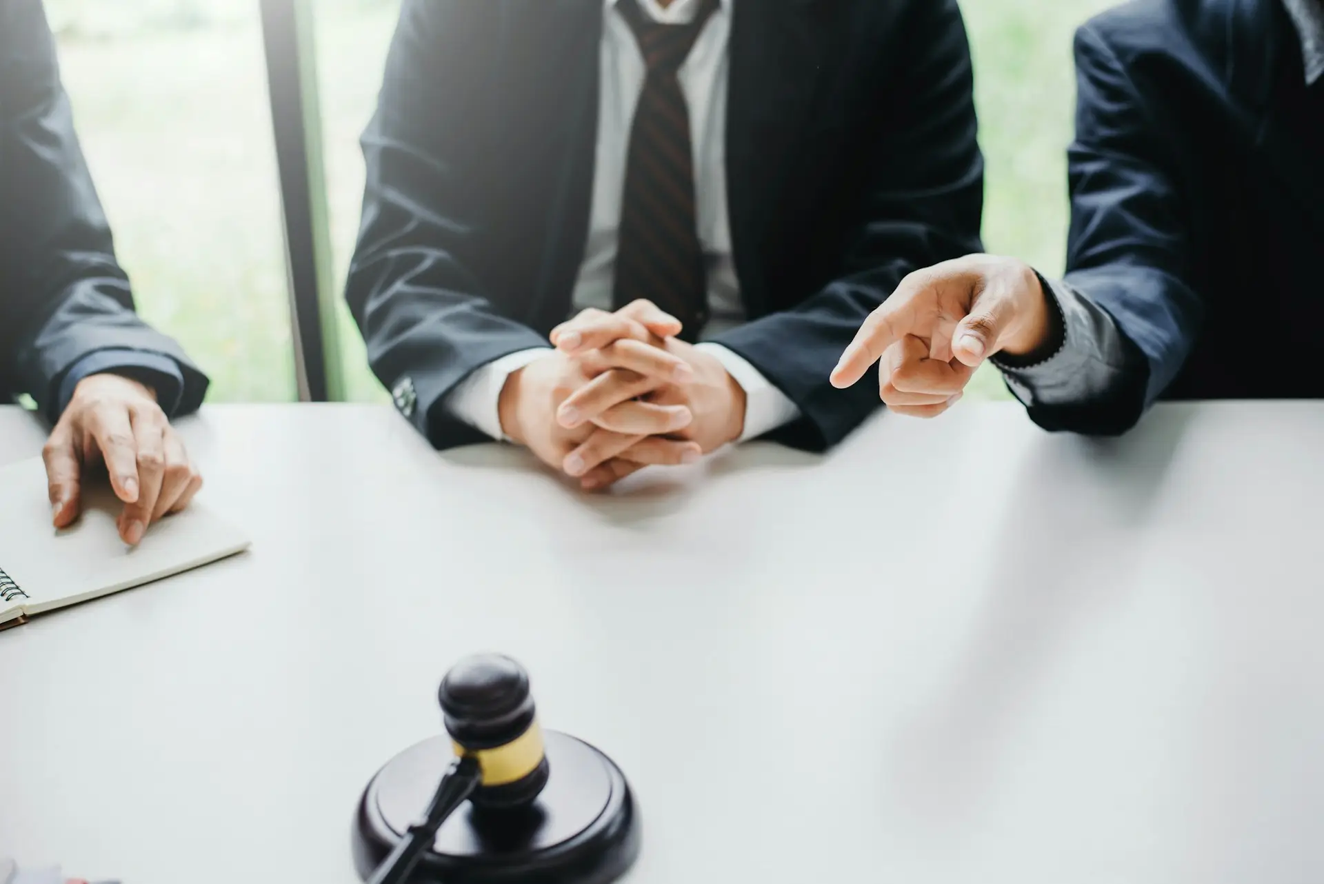 Pros and Cons of Settling a Lawsuit